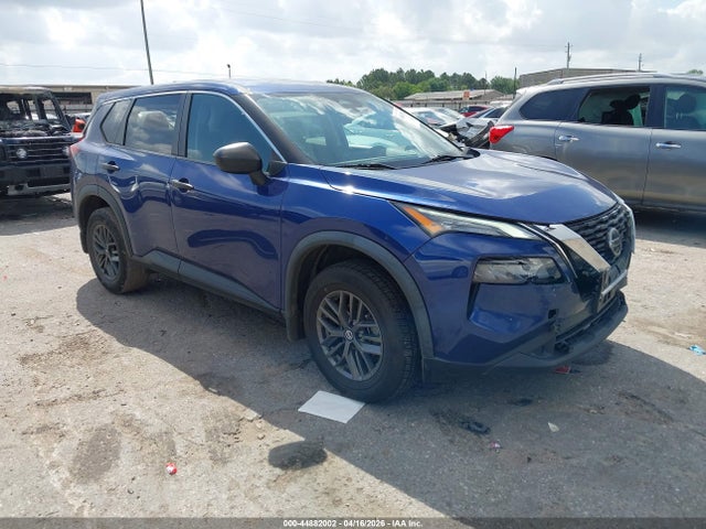 Salvage Nissan Rogue Image