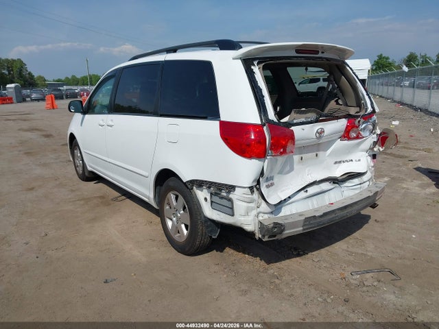 Toyota Sienna Le