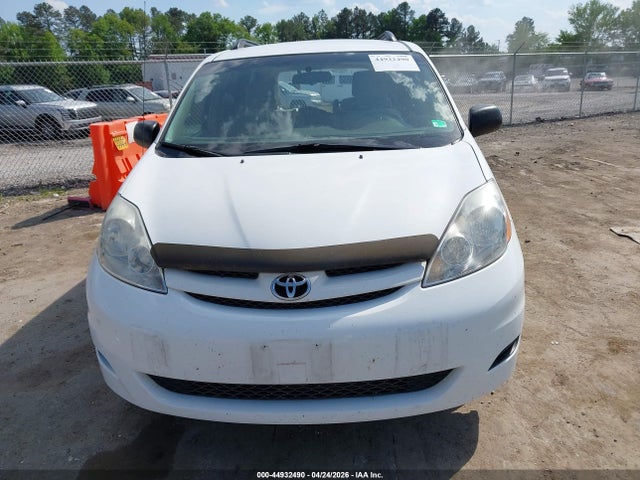 Toyota Sienna Le