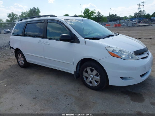 Salvage Toyota Sienna Image