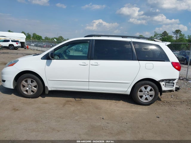 Toyota Sienna Le