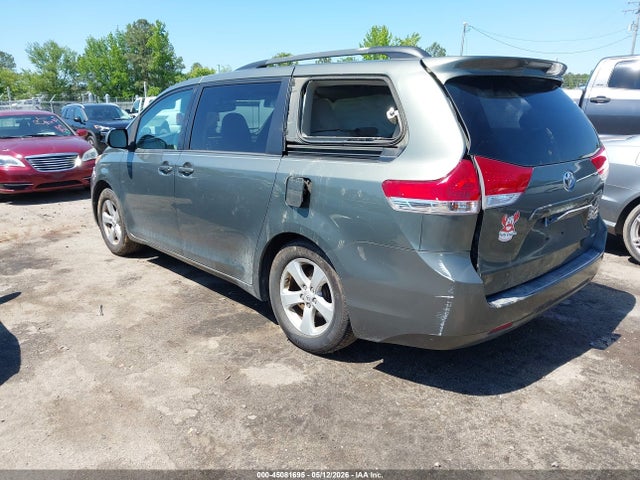 Toyota Sienna Le V6