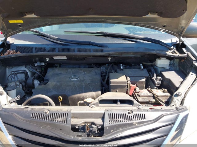Toyota Sienna Le V6