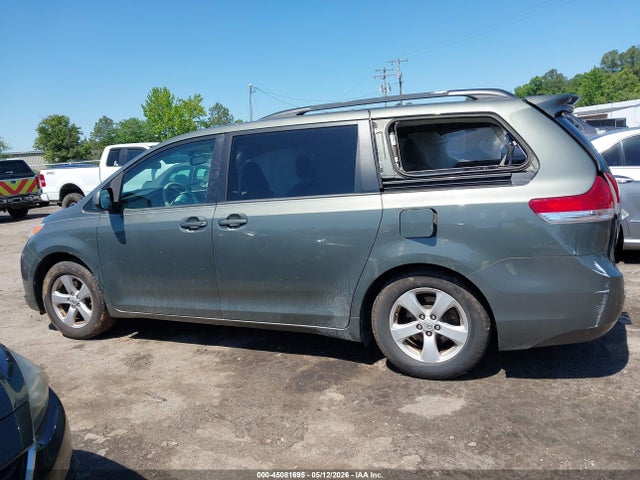 Toyota Sienna Le V6
