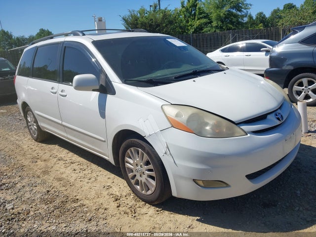Salvage Toyota Sienna Image
