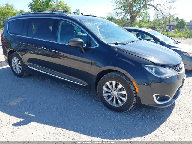 Salvage Chrysler Pacifica Image
