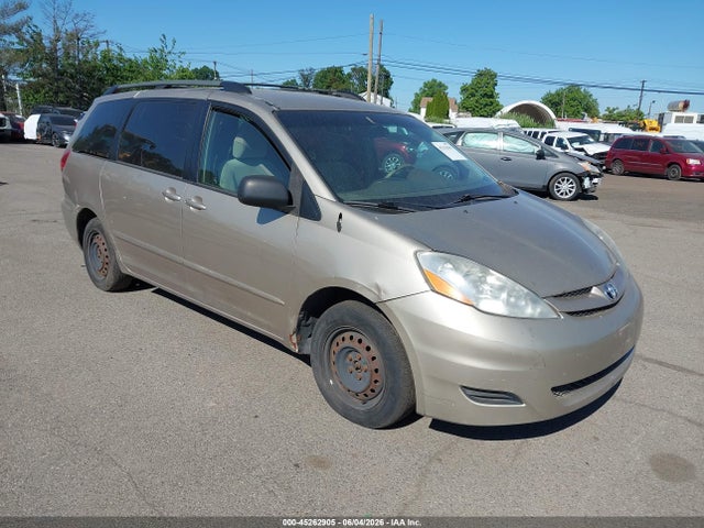 Salvage Toyota Sienna Image