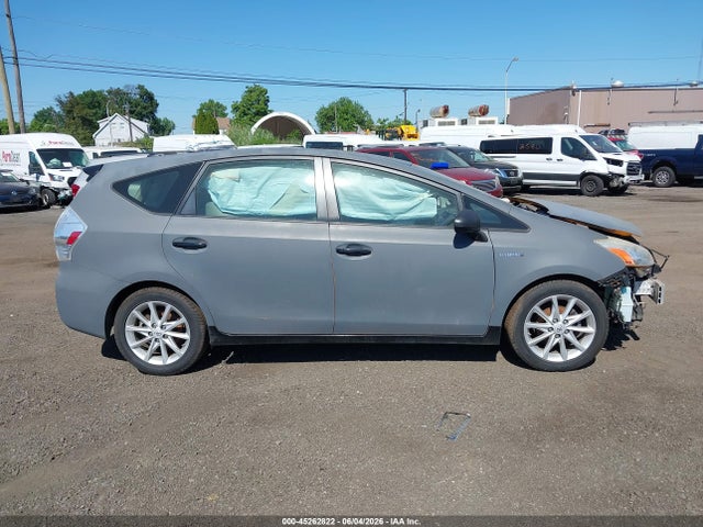 Toyota Prius v Five