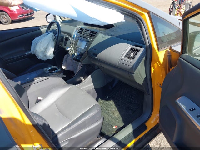 Toyota Prius v Five
