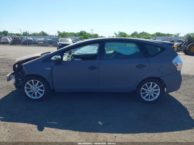 Toyota Prius v Five