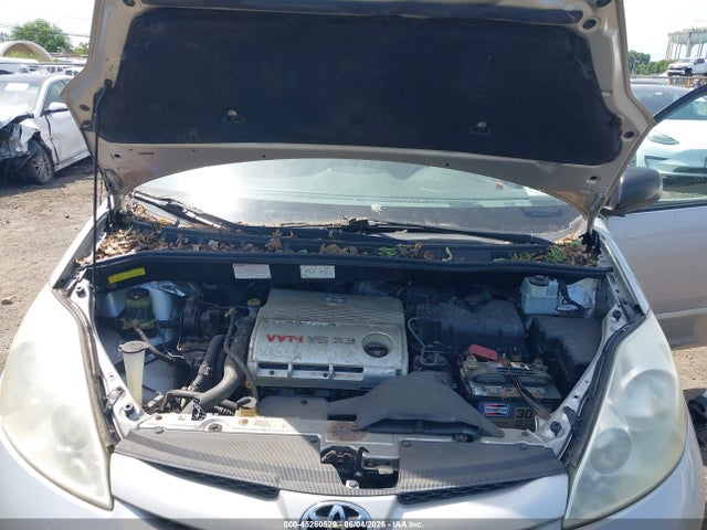 Toyota Sienna Le
