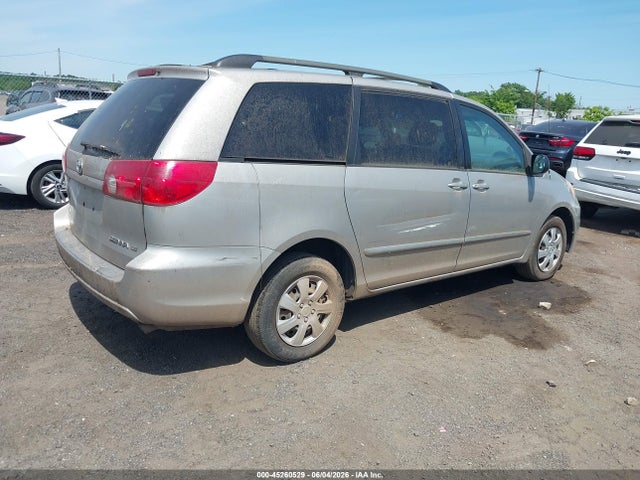 Toyota Sienna Le