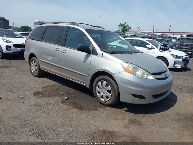 Salvage Toyota Sienna Image