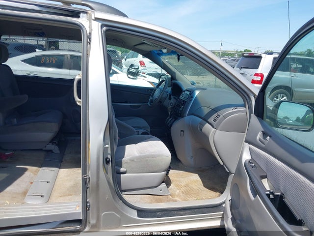 Toyota Sienna Le