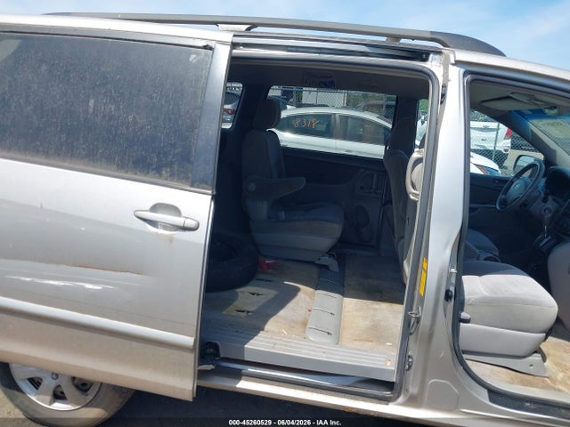 Toyota Sienna Le