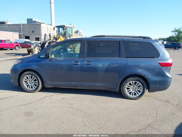 Toyota Sienna Xle Premium 8 Passenger