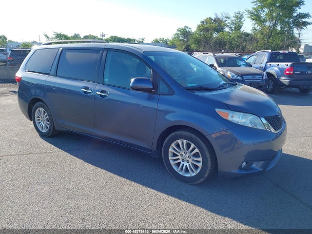 Salvage Toyota Sienna Image