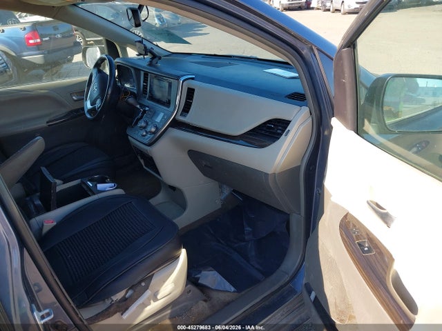 Toyota Sienna Xle Premium 8 Passenger