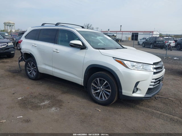 Salvage Toyota Highlander Image