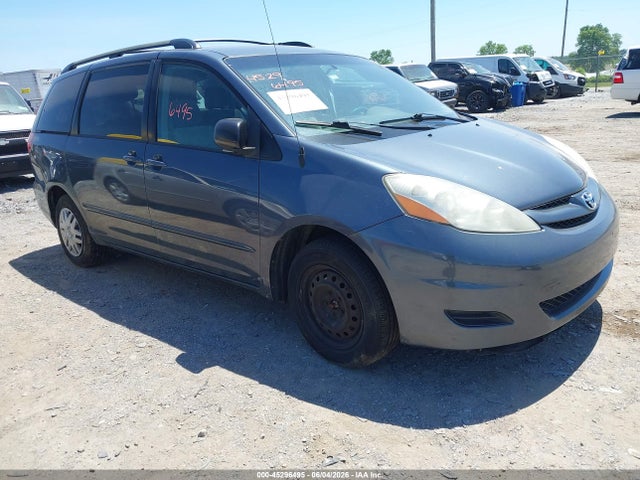 Salvage Toyota Sienna Image