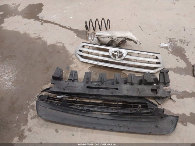 Toyota Highlander Base V6