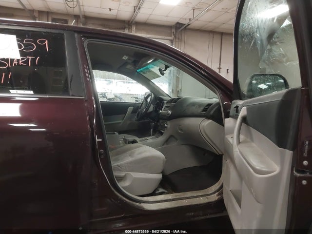 Toyota Highlander Base V6