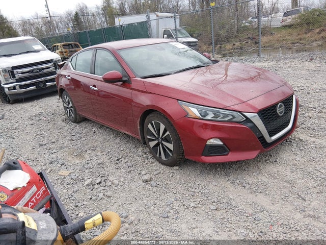 Salvage Nissan Altima Image