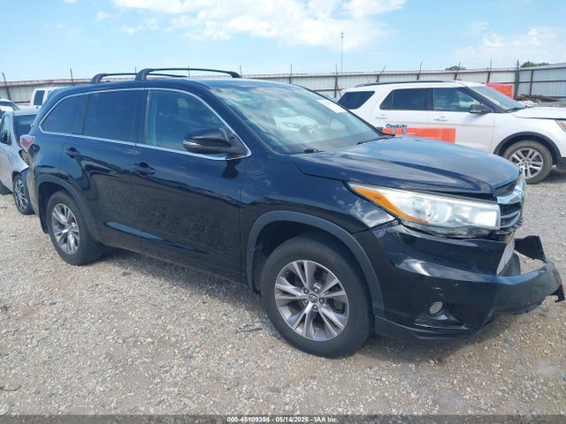 Salvage Toyota Highlander Image