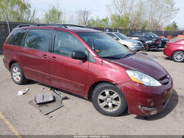 Salvage Toyota Sienna Image