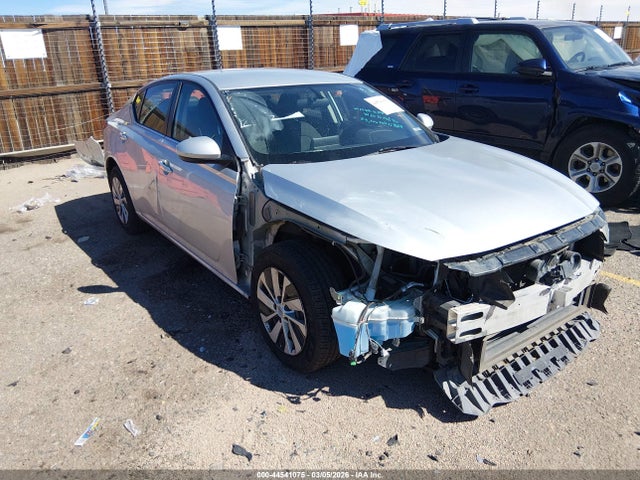 Salvage Nissan Altima Image