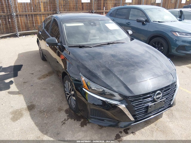 Salvage Nissan Altima Image
