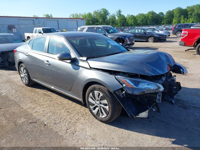 Salvage Nissan Altima Image