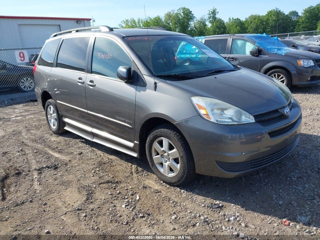 Salvage Toyota Sienna Image