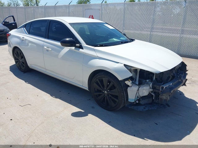 Salvage Nissan Altima Image