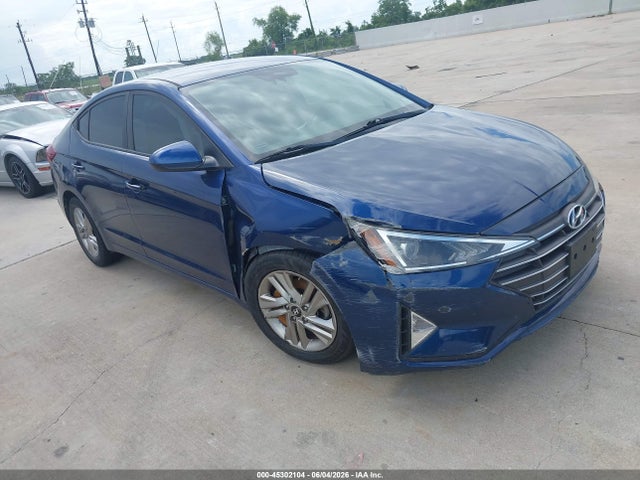 Salvage Hyundai ELANTRA Image