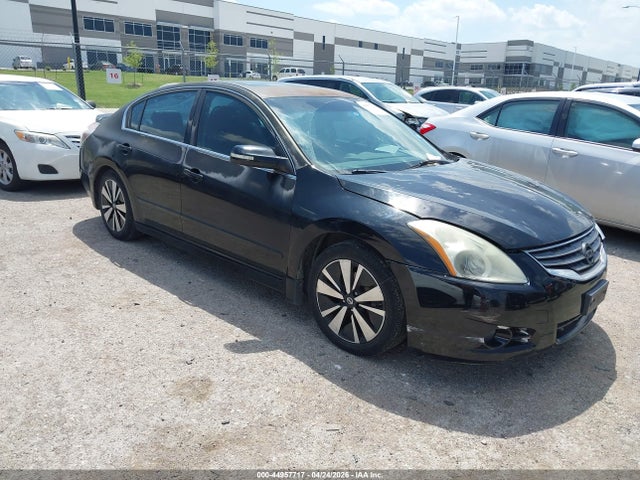 Salvage Nissan Altima Image