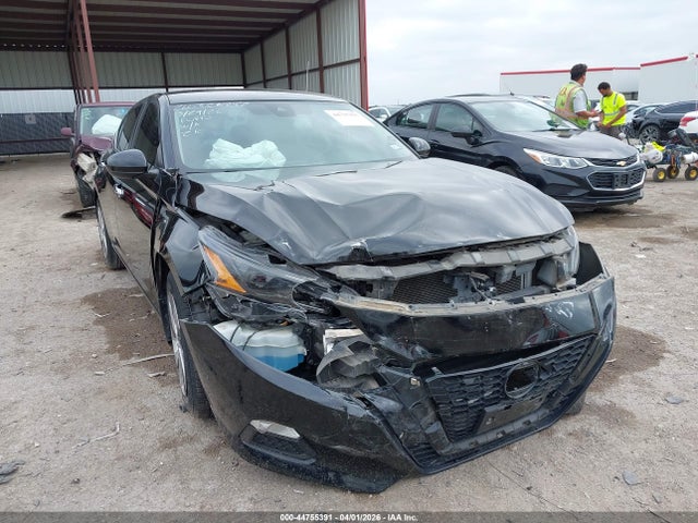 Salvage Nissan Altima Image