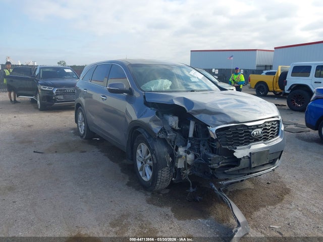 Salvage Kia Sorento Image