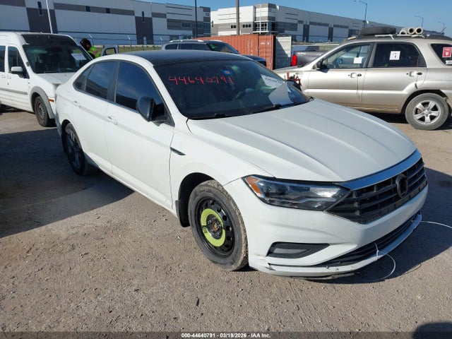 Salvage Volkswagen Jetta Image