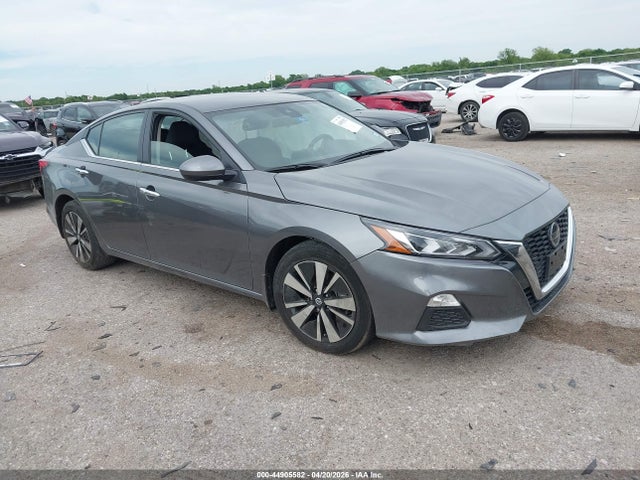 Salvage Nissan Altima Image