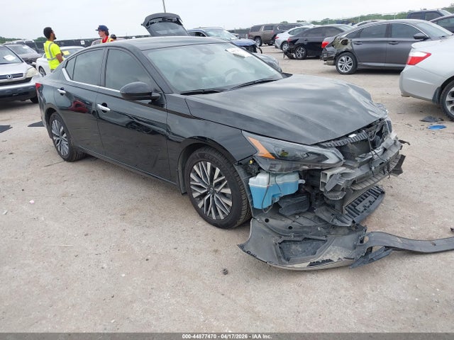 Salvage Nissan Altima Image