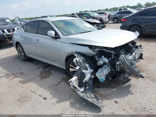 Salvage Nissan Altima Image