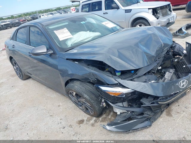 Salvage Hyundai ELANTRA Image