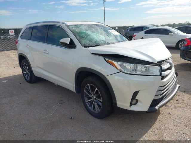 Salvage Toyota Highlander Image