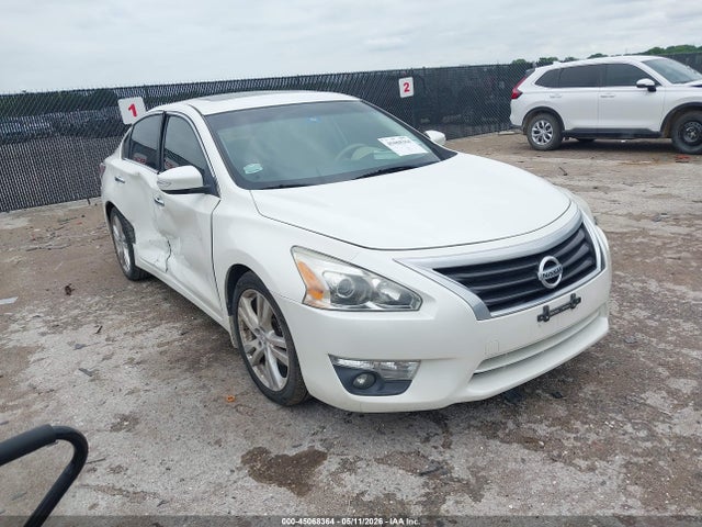 Salvage Nissan Altima Image