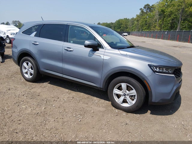 Salvage Kia Sorento Image