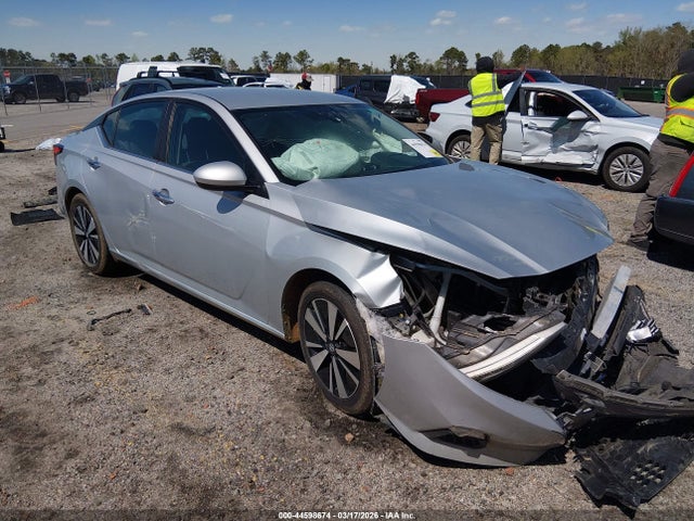Salvage Nissan Altima Image