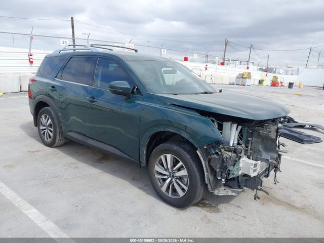 Salvage Nissan Pathfinder Image