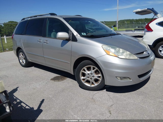 Salvage Toyota Sienna Image