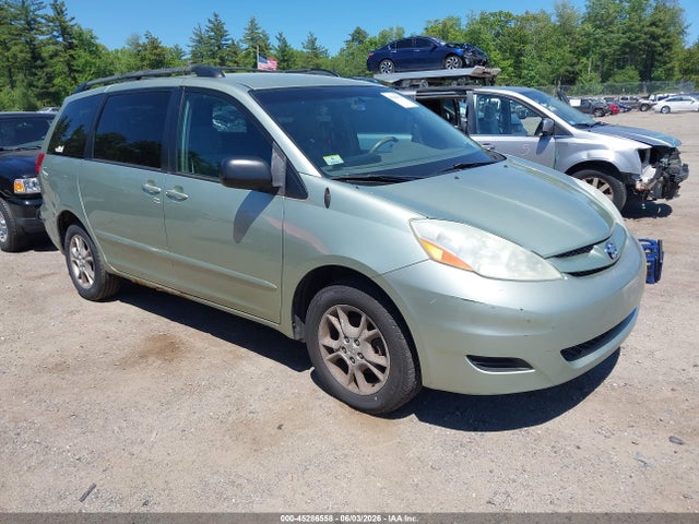 Salvage Toyota Sienna Image